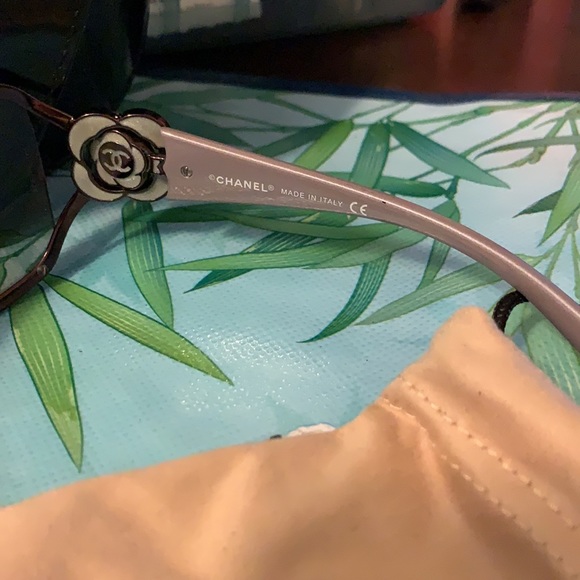 Chanel camellia sunglasses - Picture 4 of 5